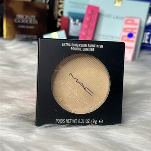 MAC Extra Dimension Skin Finish Highlighter